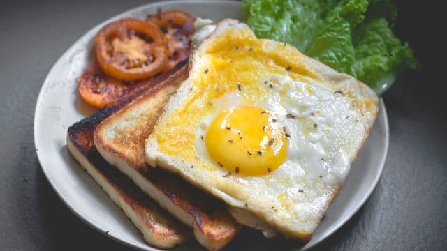 Gedeckter Frühstückstisch