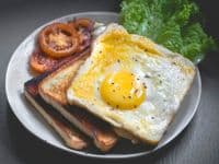 Gedeckter Frühstückstisch